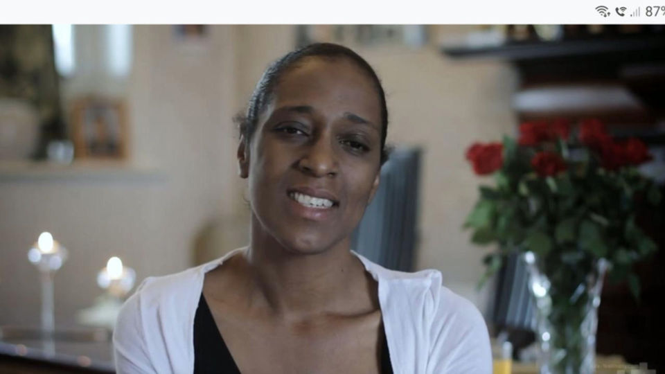 安吉拉在暴风雨中找到了平静。